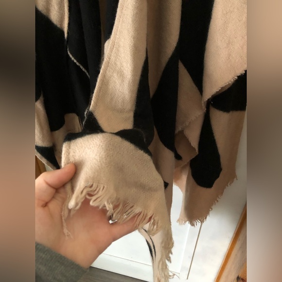 ❕Unbranded OS Cover/Shrug - Picture 2 of 3